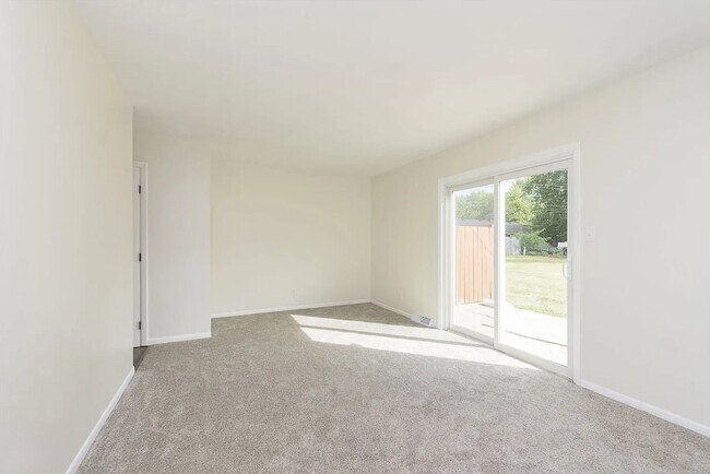 Building Photo - Renovated Duplex: Move-In Ready! 3 Bed, 1....