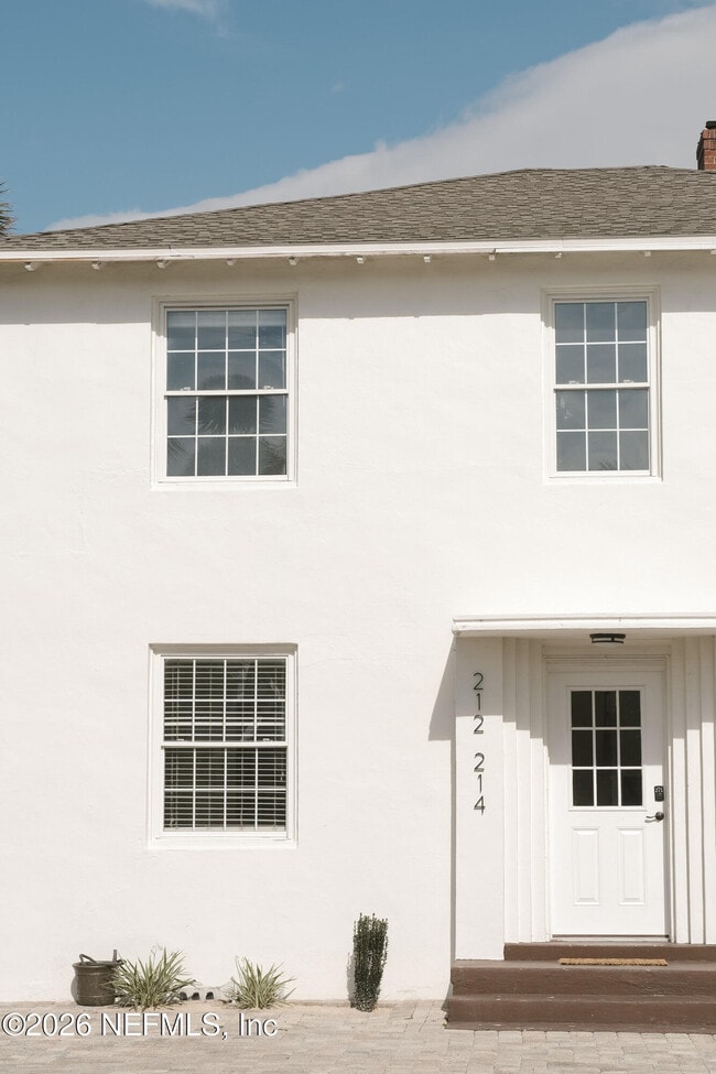 Building Photo - 212 Oak St