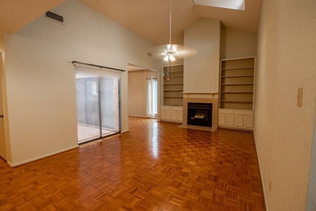 Building Photo - 1127 Lois St