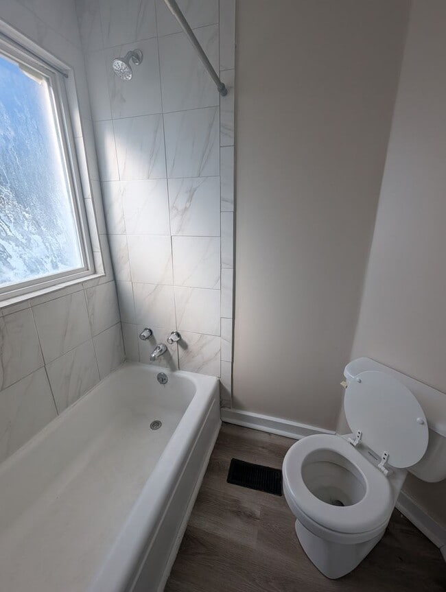 Building Photo - 2 Bedroom House