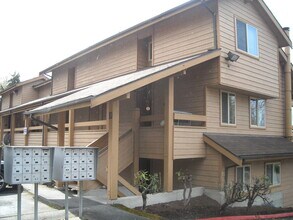 Building Photo - Loft Style Condo in Well-Maintained Commun...