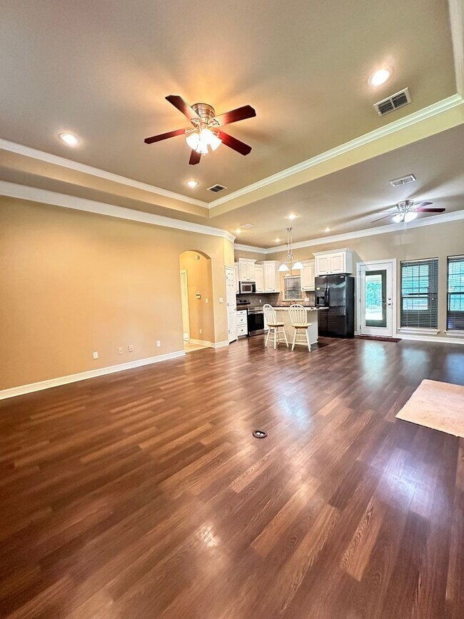 Building Photo - Heart of Benton on just under an acre of lot!