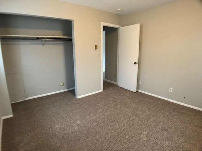 Building Photo - Great Bridgman Duplex