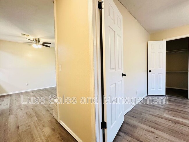 Building Photo - 522 Peppertree Ln