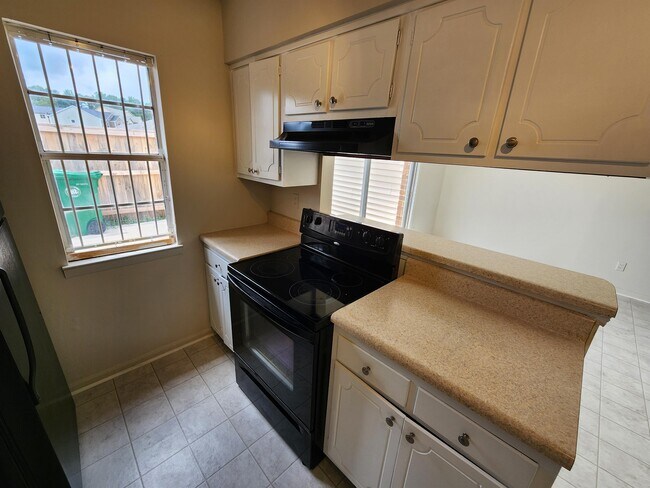 Building Photo - 3250 Strawberry Ln
