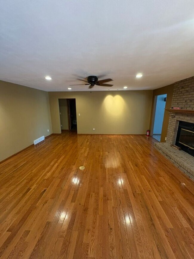 Building Photo - Single Family Home in Germantown Hills with Pool 3 BR / 4BA
