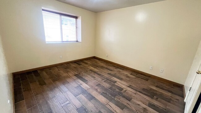 Building Photo - 4 bedroom/2.5 bathroom Townhome in West Jordan!