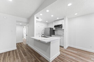 Building Photo - 17331 Red Oak Dr