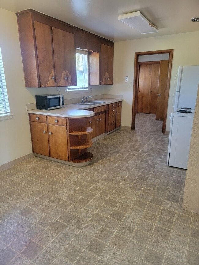 Building Photo - Affordable Lakewood 3 bedroom Rambler