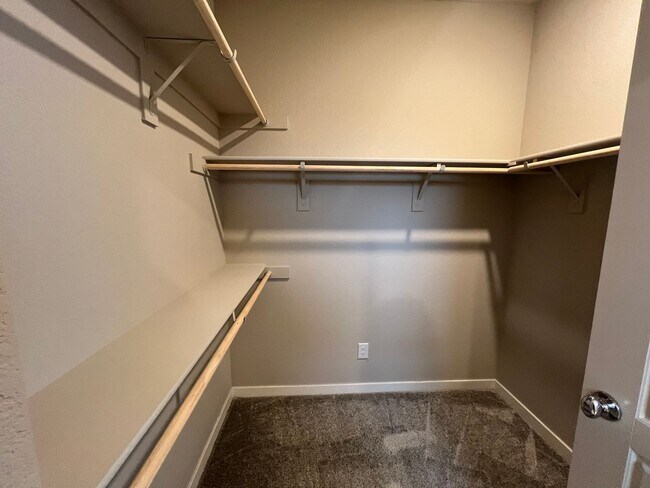 Building Photo - Lovely 3 Bedroom 2 Bathroom Home Close to Parks, Restaurants, Freeway Access, And More!