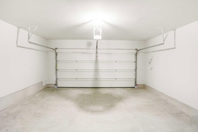 Building Photo - 335 Spinnaker Loop