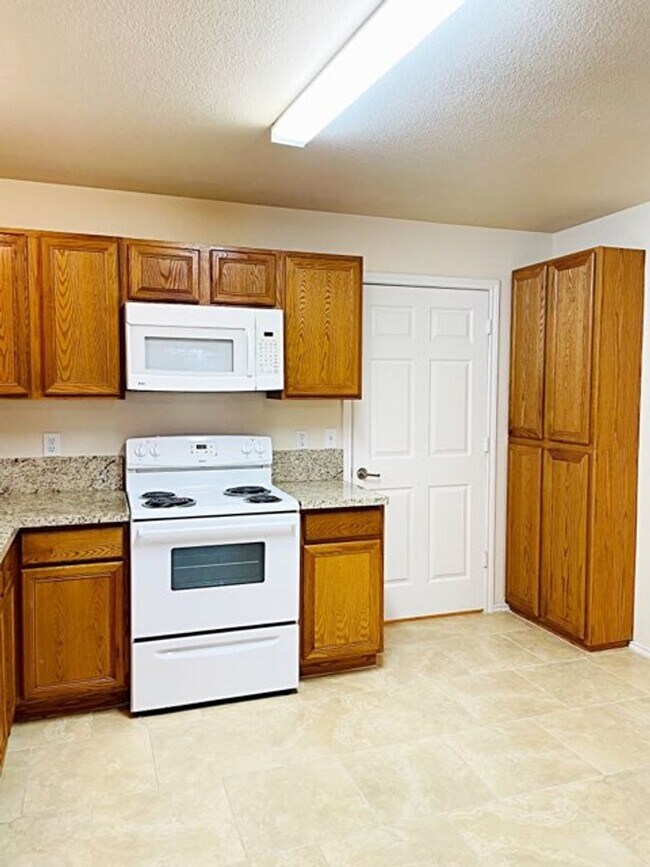 Building Photo - 2235 Toledo St