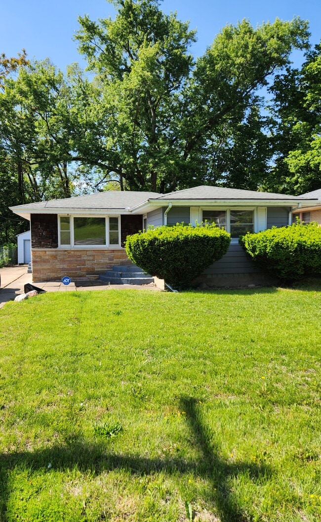 Building Photo - 2116 W Kettelle St