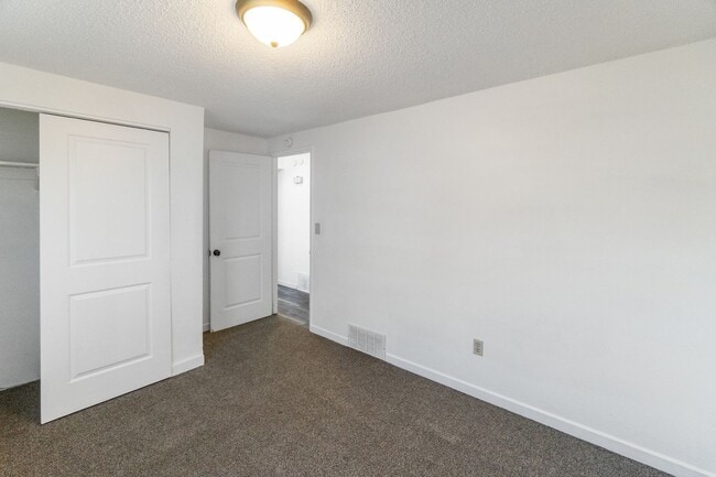 Building Photo - 1631 E Rowan Ave