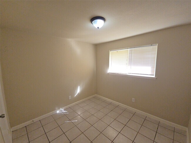 Building Photo - 919 Progreso Dr