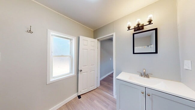 Building Photo - Cudell/West Blvd neighborhood; 4 bedroom/1...
