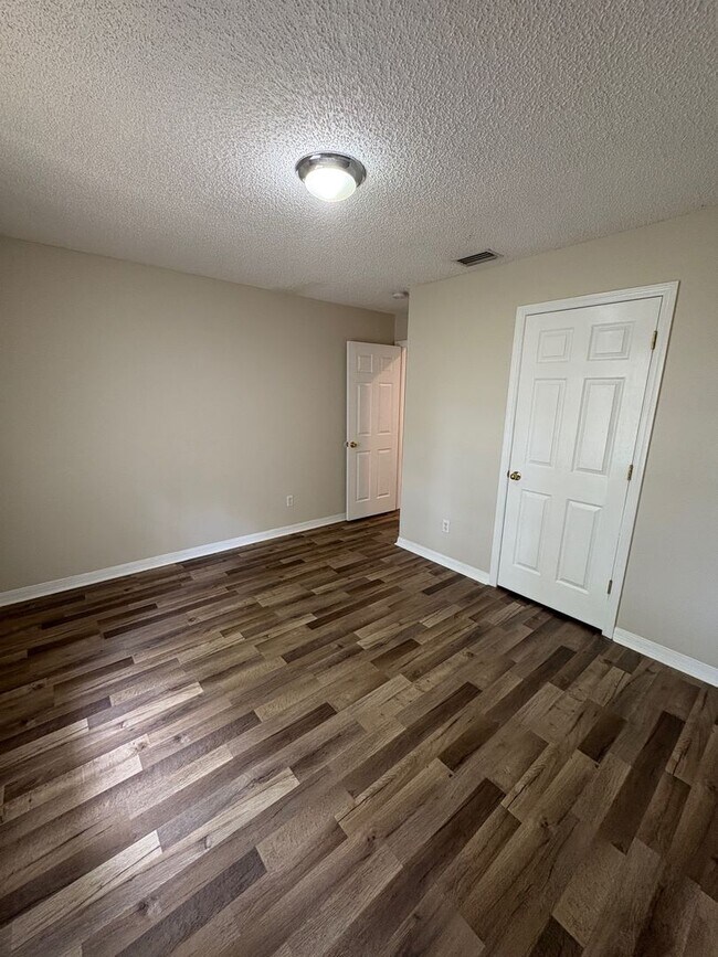 Building Photo - 3 Bedroom, 2 Bathroom Single Family Residence