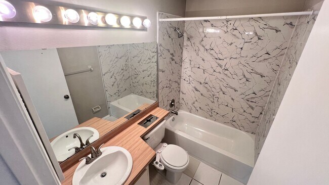 Building Photo - Beautiful 3/2 Home Located In Waterford La...