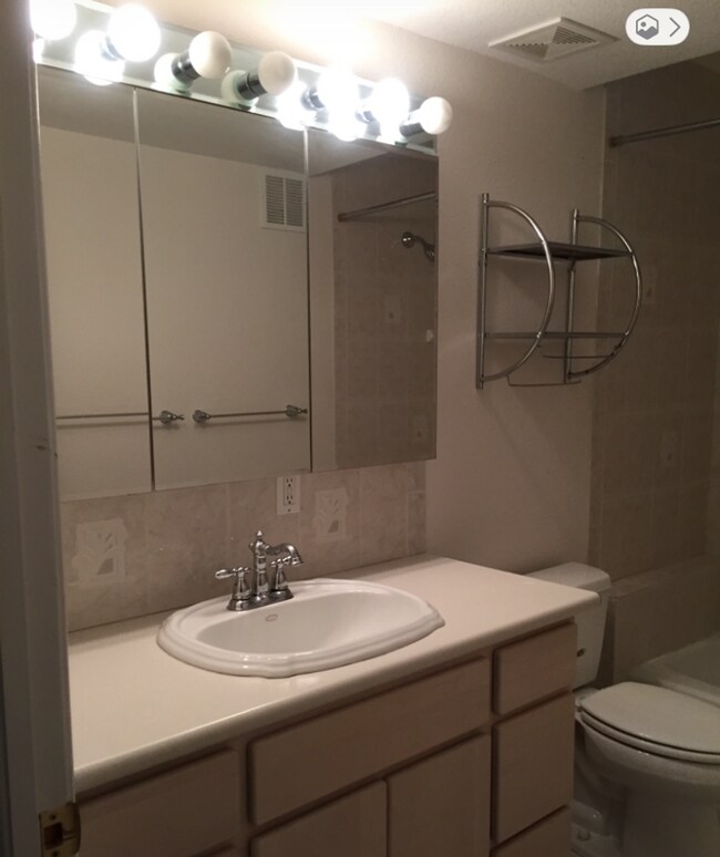 Building Photo - Cozy 1 bedroom/1 Bathroom Private Townhome in Littleton!