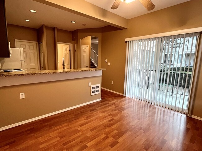 Building Photo - Gorgeous townhome in Redmond
