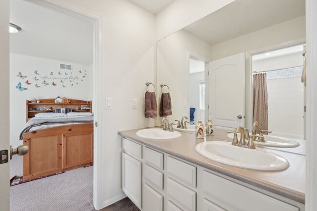 Building Photo - 4 bed 3.5 bath house located in Thornton!!