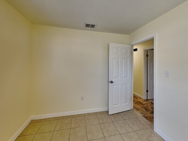 Building Photo - 465 Oak Dr