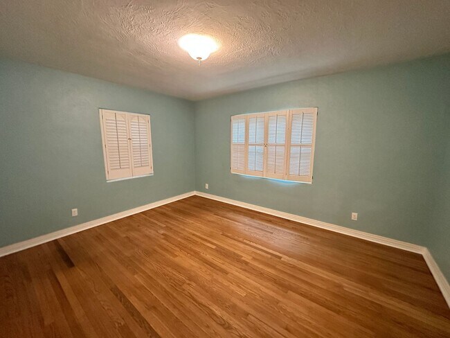 Building Photo - Stunning 3/2 Bungalow near the historic di...