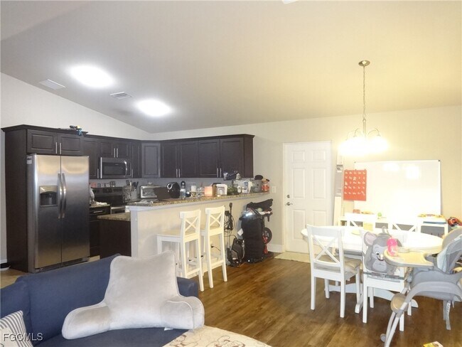 Building Photo - 1401 SW 6th Ave