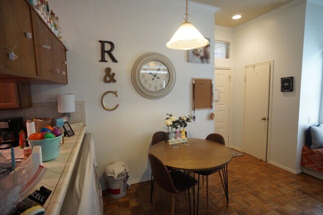 Building Photo - 2/2 Apartment Walking Distance from UT