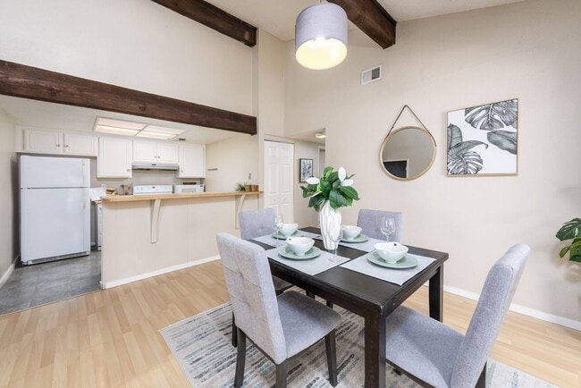 Building Photo - 2 bed 1 bath home w/ garage and yard, biking distance to UC Davis campus and downtown