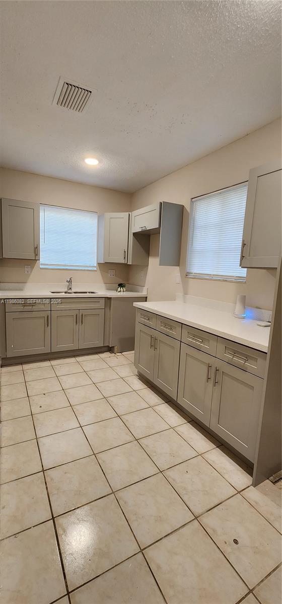 Building Photo - 800 SW 10th Ave