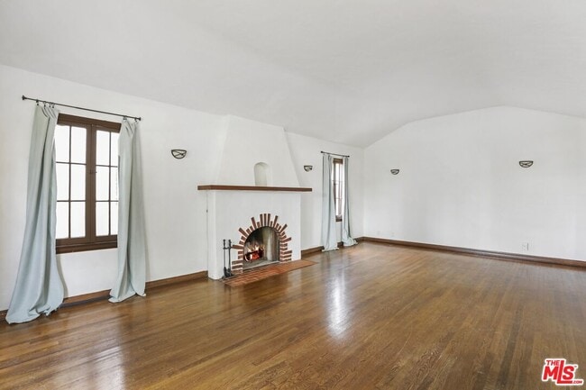 Building Photo - 10516 Ayres Ave