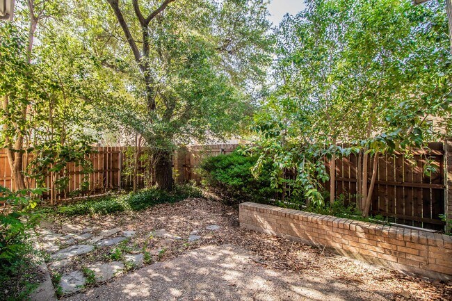 Building Photo - Amazing Townhome