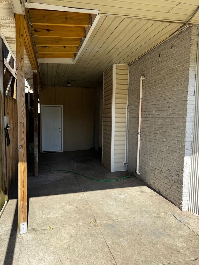 Building Photo - 2 Bedroom, 1st Floor Apartment