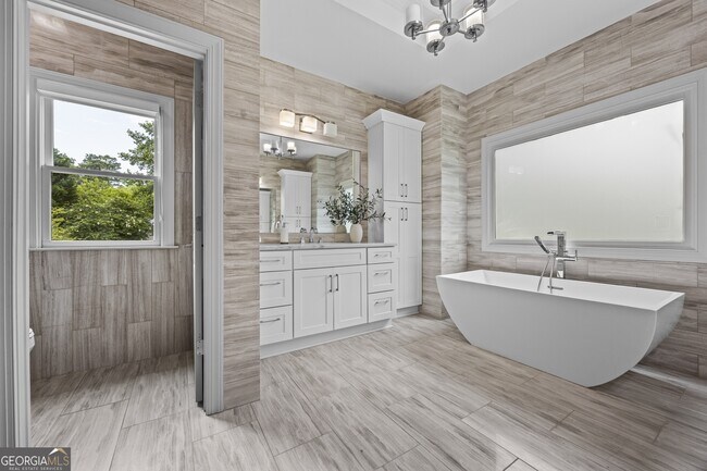 Building Photo - 1742 Helen Dr NE