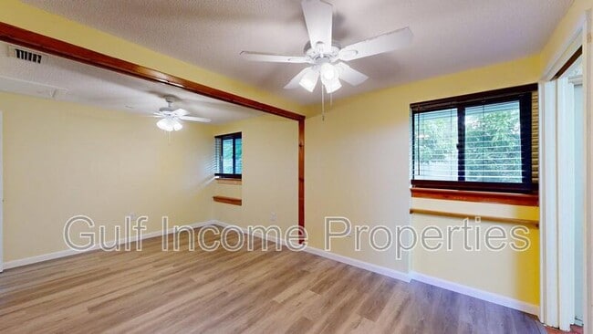 Building Photo - 3202 21st Ave W