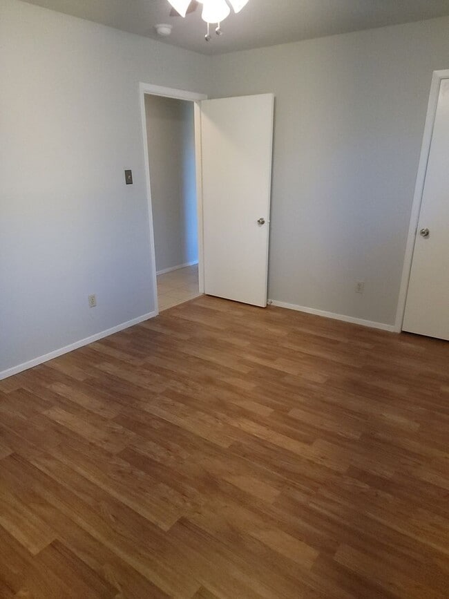 Building Photo - 1104-1106 Suburban Drive