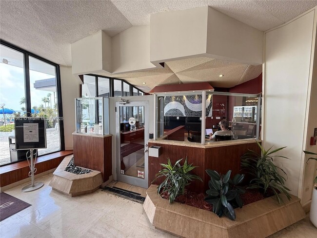 Building Photo - 801 Brickell Bay Dr