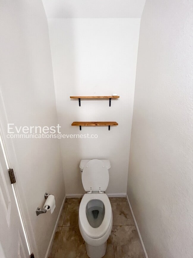 Building Photo - 2 Bed/2.5 Bath Townhome with Modern Amenities / Available Now!