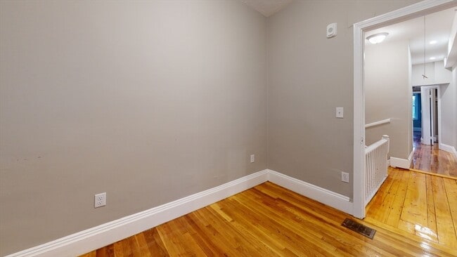 Building Photo - 96 Sheridan St