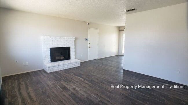 Building Photo - Lake Los Angeles 3 + 2 with HUGE yard!