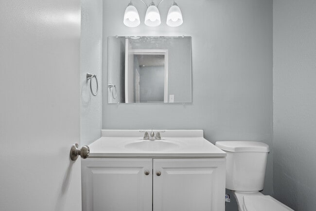 Building Photo - 642 NW Valleybrook Rd