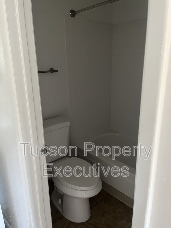 Building Photo - 3810 E Monte Vista Dr