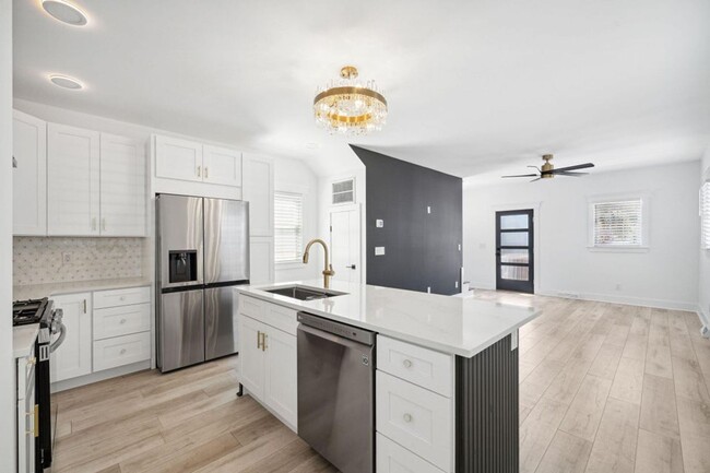 Building Photo - Tastefully Renovated Downtown Charleston Home