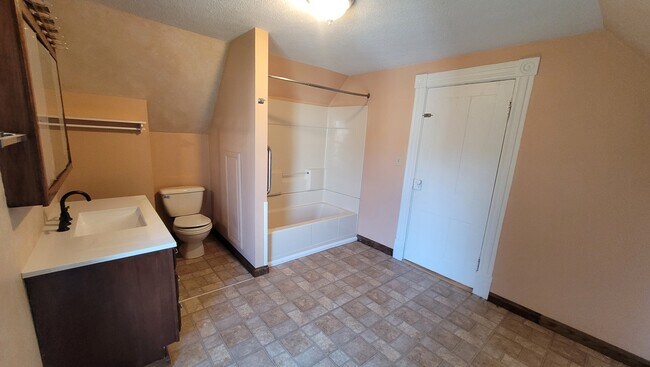 Building Photo - 351 Short St