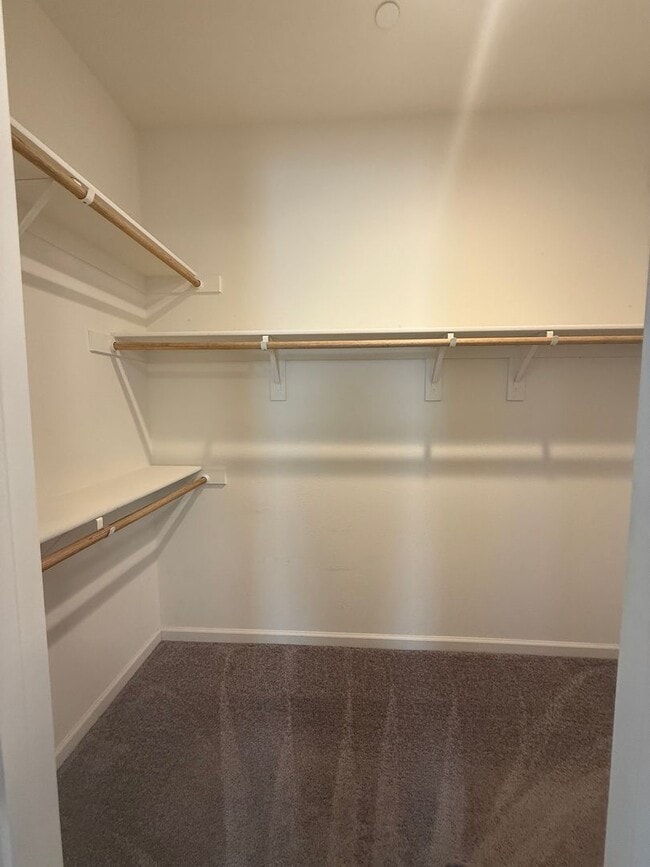 Building Photo - Spacious 3 bed 2.5 bath available in North...