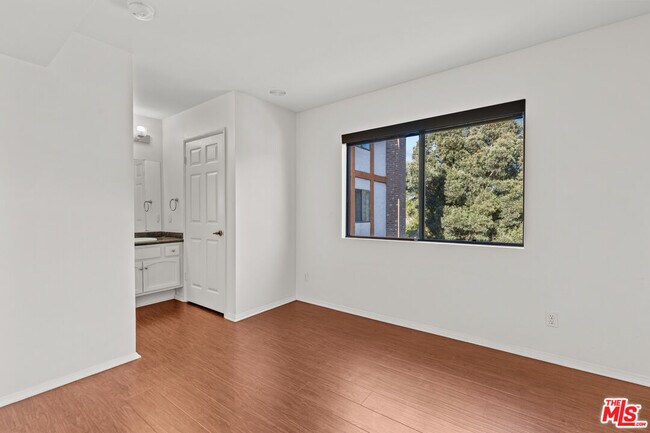 Building Photo - 2480 Penmar Ave