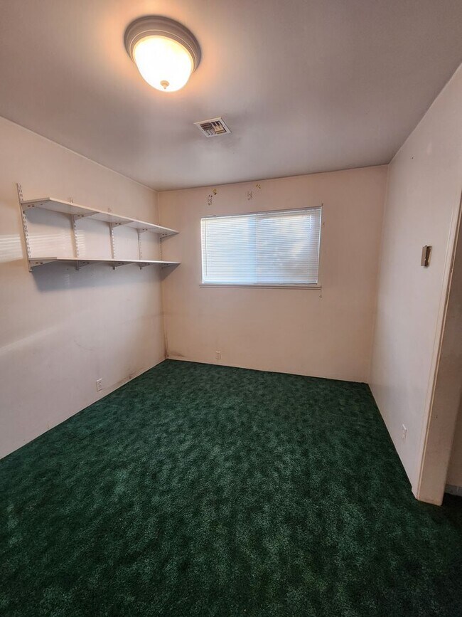 Building Photo - 3-bedroom 1 bath Single Level House