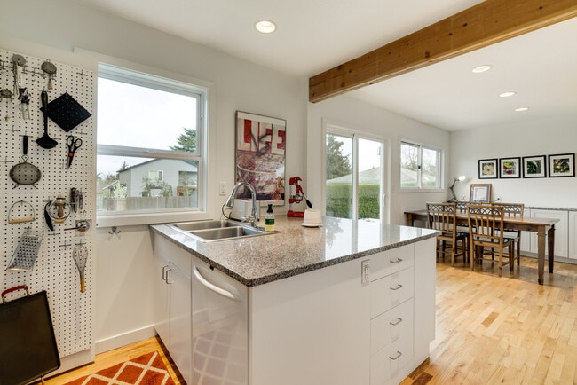 Building Photo - 5005 NE Mason Ct