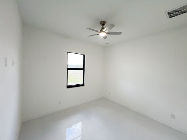 Building Photo - 4333 NW 34th St